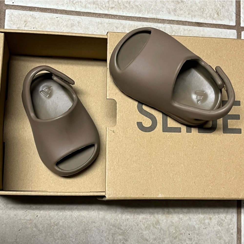 Yeezy slide earth brown